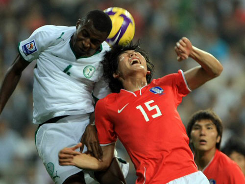  10일 서울월드컵경기장에서 열린 2010남아공월드컵 아시아지역 최종예선 한국과 사우디아라비아의 경기에서 한국의 김형일이 사우디 선수와 공중볼을 다투고 있다. 