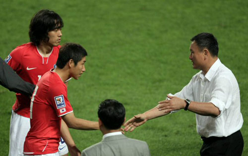 10일 서울월드컵경기장에서 열린 2010 남아공 월드컵 아시아지역 최종예선 사우디아라비아와의 경기가 끝난 후 허정무 감독이 이근호와 박주영을 격려하고 있다. 
