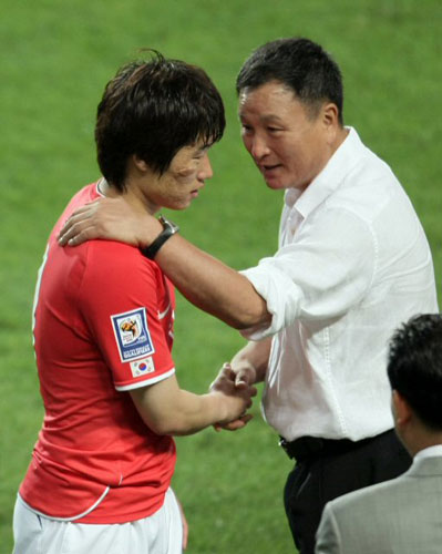 10일 서울월드컵경기장에서 열린 2010 남아공 월드컵 아시아지역 최종예선 사우디아라비아와의 경기가 끝난 후 허정무 감독이 박지성을 격려하고 있다. 박지성의 오른쪽 얼굴이 부어올라 이날 경기의 격전을 말해주고 있다. 