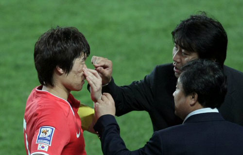 10일 서울월드컵경기장에서 열린 2010 남아공 월드컵 아시아지역 최종예선 사우디아라비아와 경기가 끝난 뒤 박지성이 부어오른 오른쪽 뺨을 보여주고 있다. 