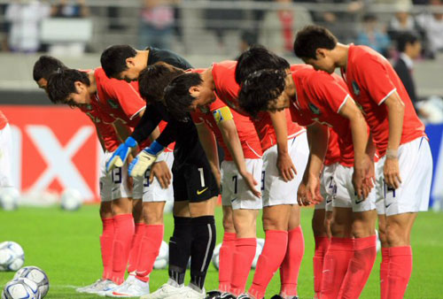 10일 서울월드컵경기장에서 열린 2010남아공월드컵 아시아최종예선 한국-사우디아라비아전이 끝난 뒤 대표팀 선수들이 팬들을 향해 인사하고 있다. 