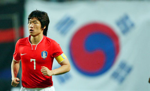 10일 서울월드컵경기장에서 열린 2010 남아공 월드컵 아시아지역 최종예선에서 박지성이 공격을 끝내고 수비 자리로 돌아오고 있다. 
