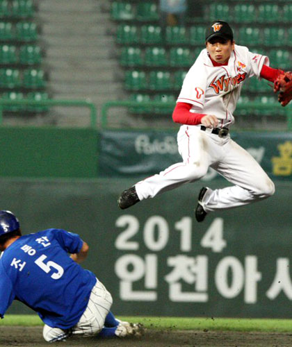 10일 인천 문학구장에서 열린 프로야구 SK 와이번스-삼성 라이온즈의 경기. 8회초 무사 1, 2루에서 삼성 채태인의 내야 땅볼을 SK 유격수 김연훈이 병살로 연결시키고 있다. 