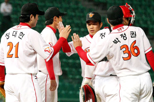 10일 인천 문학구장에서 열린 프로야구 SK 와이번스-삼성 라이온즈의 경기에서 SK 선수들이 7대 5 승리를 거둔 뒤 기뻐하고 있다. 