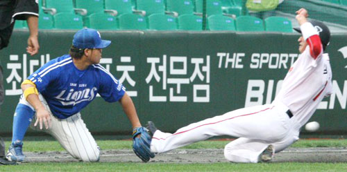 10일 인천 문학구장에서 열린 프로야구 SK 와이번스-삼성 라이온즈의 경기. 1회말 무사 1, 3루에서 SK 이호준의 안타때 1루 주자 감재현이 3루까지 달리다 아웃되고 있다. 