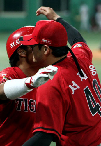 11일 오후 서울 목동야구장에서 열린 프로야구 히어로즈와 KIA의 경기 4회초 2사 1,2루 상황에서 KIA 김상훈이 쓰리런 홈런을 날린 뒤 서재응과 포옹을 하고 있다. 