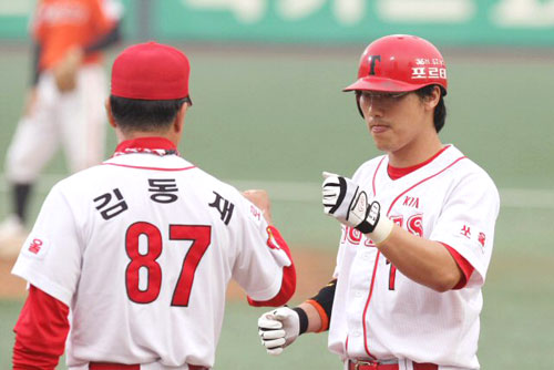KIA 타이거즈 1번타자 장성호가 12일 광주 무등경기장에서 벌어진 '2009 프로야구' 한화 이글스와의 홈경기에서 1회말 2사 2루때 1타점 1루타를 치고 1루에서 김동재 코치와 하이파이브를 하고 있다. 