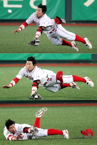 KIA 타이거즈 우익수 나지완이 12일 광주 무등경기장 야구장에서 벌어진 '2009 프로야구' 한화 이글스와의 홈경기에서 4회초 무사 상황에서 한화 8번타자 최진행의 외야 플라이볼을 슬라이딩을 하며 잡아내고 있다. 나지완은 이날 1회말에는 쓰리런 홈런을 치는 등 공수에서 활약을 하고 있다. 