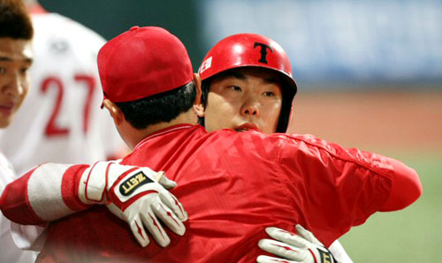 KIA 타이거즈 7번타자 나지완이 12일 광주 무등경기장에서 벌어진 '2009 프로야구' 한화 이글스와의 홈경기에서 5회말 2사 1,2루때 3점 홈런을 날리고 홈에 들어와 서재응과 포옹을 하고 있다. 