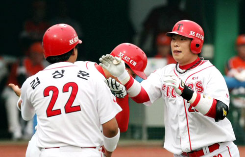 KIA 타이거즈 7번타자 나지완이 12일 광주 무등경기장에서 벌어진 '2009 프로야구' 한화 이글스와의 홈경기에서 1회말 1,3루때 쓰리런 홈런을 치고 홈에 들어와 하이파이브를 하고 있다. 