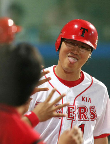 KIA 타이거즈 1번타자 장성호가 12일 광주 무등경기장에서 벌어진 '2009 프로야구' 한화 이글스와의 홈경기에서 5회말 2사 만루 5번 김상현 타석때 악송구를 틈타 홈에 들어와 밝은 표정을 짓고 있다. 장성호는 이날도 4타석 연속 안타를 치며 홈 복귀신고를 했다. 