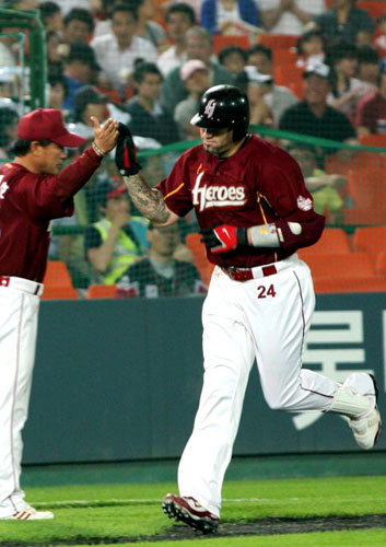 KIA 타이거즈 선수들이 12일 광주 무등경기장에서 벌어진 '2009 프로야구' 한화 이글스와의 홈경기에서 16-6으로 크게 이긴뒤 하이파이브를 하고 있다. 