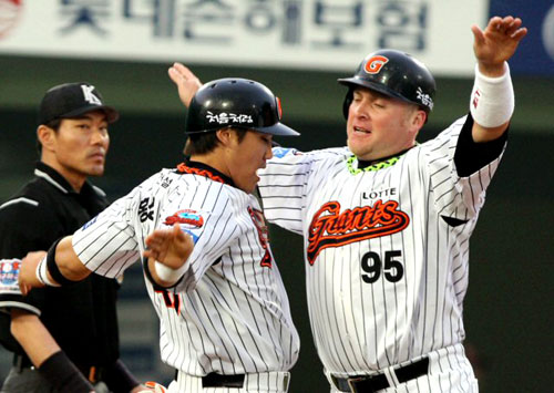 12일 부산 사직야구장에서 열린 프로야구 롯데-히어로즈 경기에서 롯데 가르시아가 1회말 2사 1,3루 상황에서 강민호의 2루타에 득점한 뒤 환호하고 있다. 