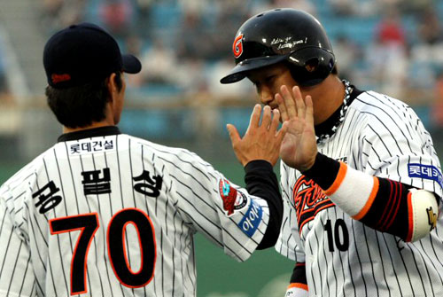 12일 부산 사직야구장에서 열린 프로야구 롯데-히어로즈 경기에서 롯데 이대호가 1회말 1사 2루 상황에서 1타점 안타를 친 뒤 공필성 코치와 기뻐하고 있다. 