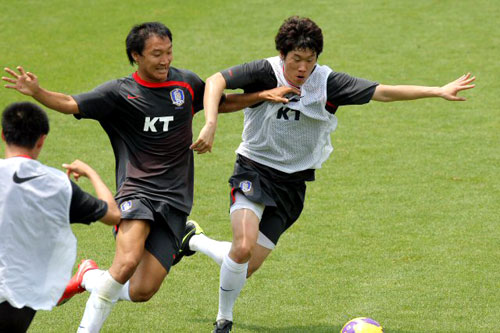 14일 경기도 파주NFC에서 열린 국가대표축구팀 훈련에서 박지성과 신영록이 패스훈련을 하며 몸싸움을 벌이고 있다. 
