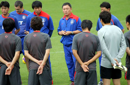 14일 경기도 파주NFC에서 열린 축구 국가대표팀 훈련에서 허정무 감독이 훈련 내용에 대해 설명하고 있다. 