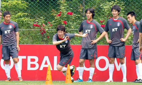 14일 경기도 파주NFC에서 열린 축구 국가대표팀 훈련에서 박지성의 훈련 모습을 이근호와 박주영, 기성용 등이 지켜보고 있다. 
