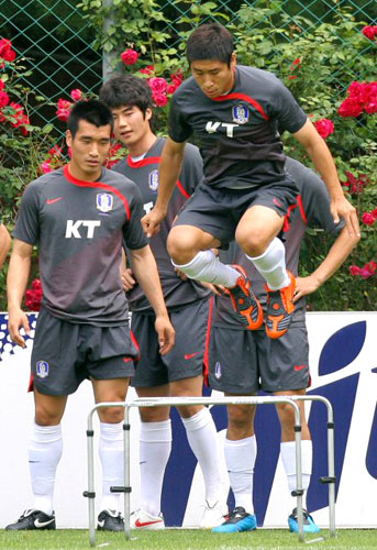 14일 경기도 파주NFC에서 축구 국가대표팀 선수들이 훈련을 하고 있다. 