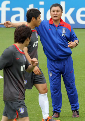 허정무 감독이 14일 경기도 파주NFC에서 열린 축구 국가대표팀 훈련에서 선수들에게 훈련 지시를 하고 있다. 