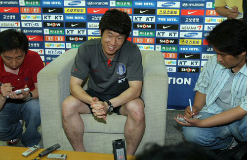  박지성 14일 경기도 파주NFC에서 축구 대표팀 훈련을 마친 뒤 가진 미디어데이 행사에서 취재진의 질문에 답하고 있다. 