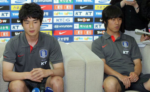  기성용과 박주영이 14일 경기도 파주NFC에서 축구 대표팀 훈련을 마친 뒤 가진 미디어데이 행사에서 취재진의 질문에 답하고 있다. 