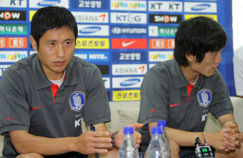 이영표와 이청용이 14일 경기도 파주NFC에서 축구 대표팀 훈련을 마친 뒤 가진 미디어데이 행사에서 취재진의 질문에 답하고 있다. 