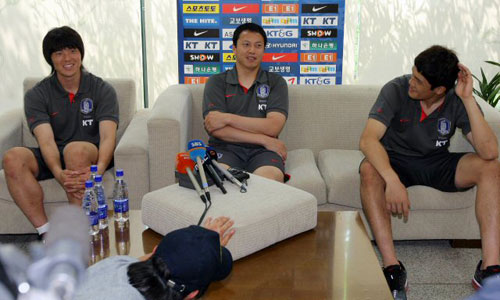 축구 대표팀 수문장 3인방 김영광, 이운재, 정성룡이 14일 경기도 파주NFC에서 축구 대표팀 훈련을 마친 뒤 가진 미디어데이 행사에서 취재진의 질문에 답하고 있다. 