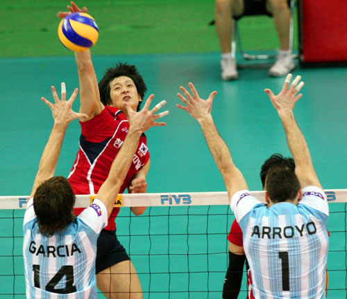 14일 수원실내체육관에서 벌어진 2009 월드리그 국제배구대회 한국과 아르헨티나의 경기 2차전에서 한국 문성민(뒤)이 아르헨티나 아로요(오른쪽), 가르시아를 앞에 두고 스파이크를 날리고 있다. 한국은 아쉽게 세트 스코어 2대3으로 역전패했다. 