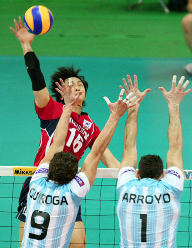 14일 수원실내체육관에서 벌어진 2009 월드리그 국제배구대회 한국과 아르헨티나의 경기 2차전에서 한국 김학민(뒤)이 아르헨티나 아로요(오른쪽), 기로가를 앞에 두고 스파이크를 날리고 있다. 