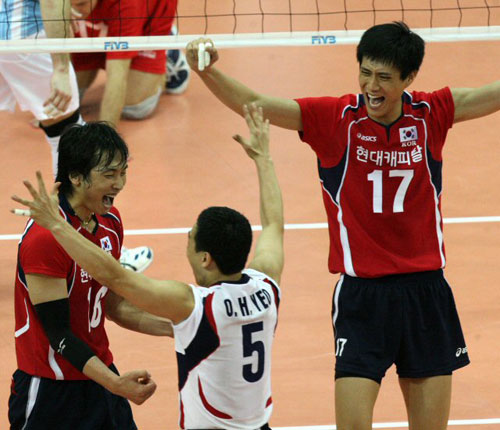 4일 수원실내체육관에서 벌어진 2009 월드리그 국제배구대회 한국과 아르헨티나의 경기 2차전 5세트에서 한국 김학민(왼쪽)이 공격을 성공시킨 뒤 동료들과 기뻐하고 있다. 