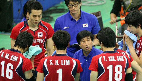 14일 수원실내체육관에서 벌어진 2009 월드리그 국제배구대회 한국과 아르헨티나의 경기 2차전에서 한국 김호철 감독이 선수들에게 작전 지시를 내리고 있다. 