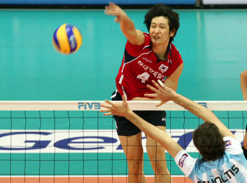  14일 수원실내체육관에서 벌어진 2009 월드리그 국제배구대회 한국과 아르헨티나의 경기 2차전에서 한국 문성민(뒤)이 아르헨티나 스콜티스를 앞에 두고 스파이크를 날리고 있다. 