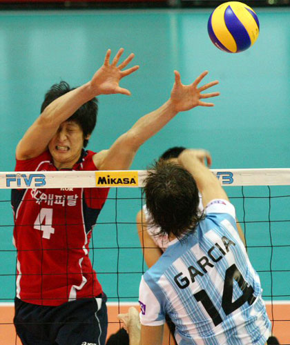 14일 수원실내체육관에서 벌어진 2009 월드리그 국제배구대회 한국과 아르헨티나의 경기 2차전에서 한국 문성민(뒤)이 아르헨티나 가르시아의 스파이크를 블로킹하고 있다. 