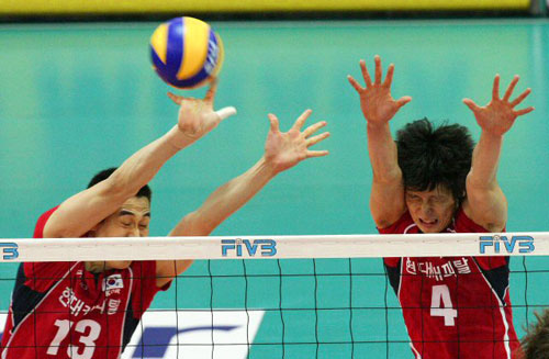  14일 수원실내체육관에서 벌어진 2009 월드리그 국제배구대회 한국과 아르헨티나의 경기 2차전에서 한국 고희진(왼쪽)과 문성민이 블로킹을 하고 있다. 고희진의 손에 볼이 맞으며 순간적으로 고희진의 손가락이 순간적으로 뒤로 사라졌다. 