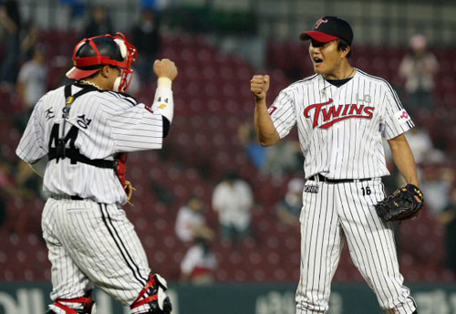 14일 오후 잠실구장에서 열린 2009 CJ 마구마구 프로야구 LG와 SK의 경기에 LG 마무리투수로 나온 이재영이 경기가 끝난 뒤 조인성 포수와 함께 기뻐하고 있다. 