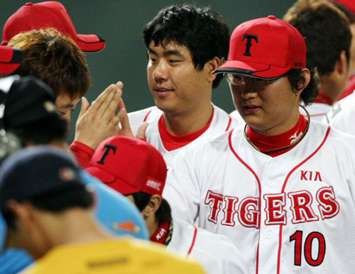 14일 광주 무등경기장에서 벌어진 2009 프로야구 KIA 타이거즈와 한화 이글스의 경기에서 KIA 마무리 한기주가 팀의 5-2 승리를 지키고 동료들과 좋아하고 있다. 