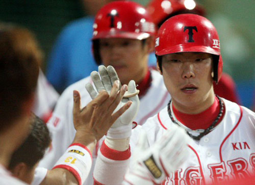 14일 광주 무등경기장에서 벌어진 2009 프로야구 KIA 타이거즈와 한화 이글스의 경기에서 8회말 2사 KIA 6번 나지완이 홈런을 치고 동료들과 좋아하고 있다. 