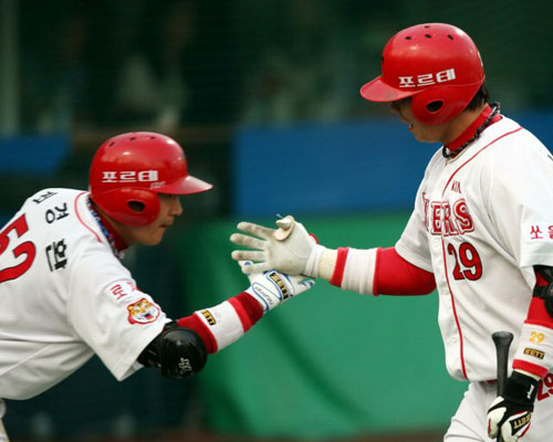 14일 광주 무등경기장에서 벌어진 2009 프로야구 KIA 타이거즈와 한화 이글스의 경기에서 6회말 KIA 6번 나지완이 홈런을 치고 동료와 좋아하고 있다. 