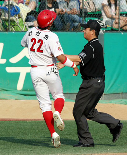 14일 광주 무등경기장에서 벌어진 2009 프로야구 KIA 타이거즈와 한화 이글스의 경기에서 2회말 2사 KIA 2루 주자 김상훈이 2루와 3루 사이에서 아웃되고 아쉬워 하고 있다. 