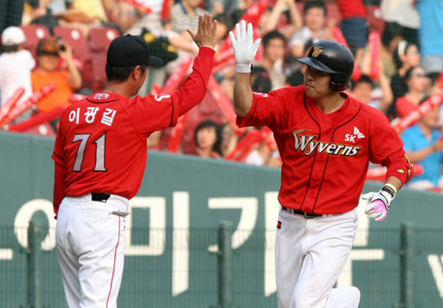  14일 오후 잠실구장에서 열린 2009 CJ 마구마구 프로야구 LG와 SK의 경기 5회초 1사 1루, SK 나주환이 좌월 2점홈런을 치고 그라운드를 돌고 있다. 