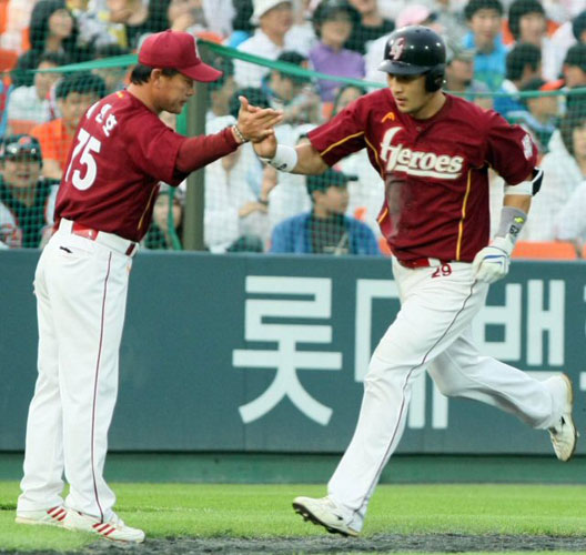 14일 부산 사직야구장에서 열린 프로야구 롯데 대 히어로즈 경기. 5회초 1사에서 히어로즈 이택근이 좌월 솔로홈런을 때린 뒤 3루 코치와 하이파이브하고 있다. 