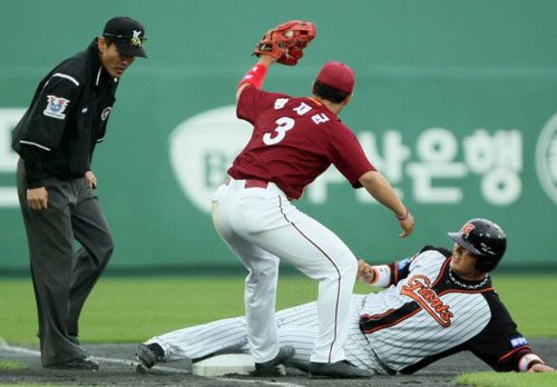  14일 부산 사직야구장에서 열린 프로야구 롯데 대 히어로즈 경기. 2회말 무사 2루에서 롯데 홍성흔의 희생플라이 때 2루에 있던 롯데 이대호가 3루에서 세이프되고 있다. 
