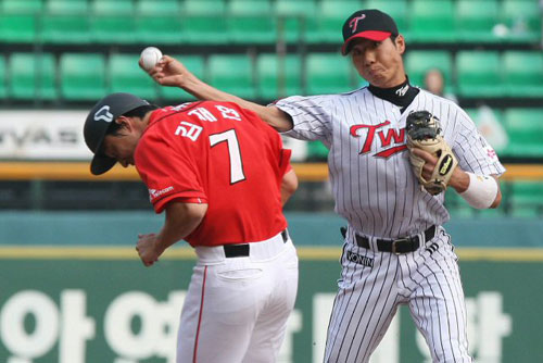  14일 오후 잠실구장에서 열린 2009 CJ 마구마구 프로야구 LG와 SK의 경기 4회초 1사1루, SK 박경완의 병살타 때 1루주자 김재현이 2루에서 아웃되고 있다. 