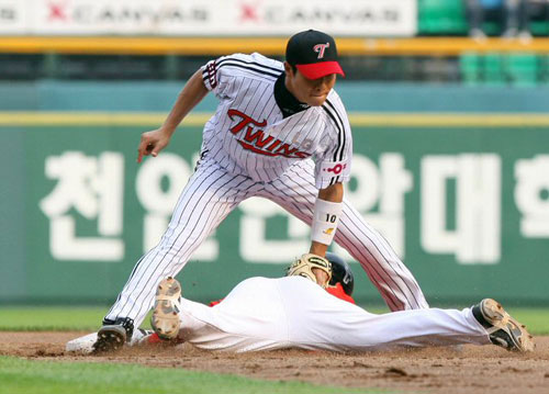 14일 오후 잠실구장에서 열린 2009 CJ 마구마구 프로야구 LG와 SK의 경기 3회초 1사 1루, SK 정근우가 박재상 타석 때 2루도루를 시도하다 아웃되고 있다. 