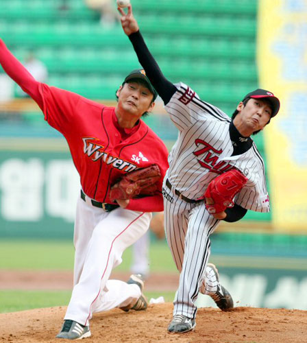 14일 오후 잠실구장에서 열린 2009 CJ 마구마구 프로야구 LG와 SK의 경기에 SK 엄정욱과 LG 선발 심수창이 힘차게 공을 던지고 있다. 