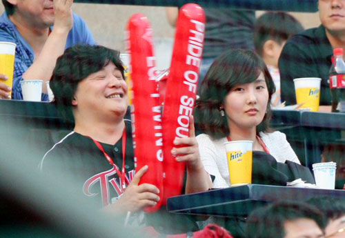 윤정수가 14일 오후 2009 CJ 마구마구 프로야구 LG와 SK의 경기가 열린 잠실구장을 찾아 한 여성과 함께 경기를 지켜보고 있다. 