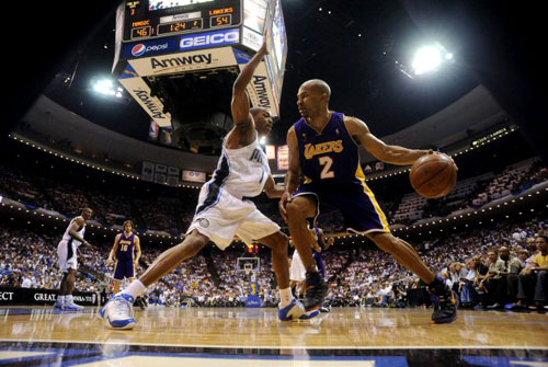 15일(현지시각) 미국 플로리다주 올랜도 암웨이 아레나에서 열린 2009-2009 NBA 챔피언결정전(7전 4선승제) 올랜도 매직과 LA 레이커스의 5차전 경기에서 레이커스의 가드 데렉 피셔(오른쪽)와 매직의 가드 레이퍼 앨스턴이 골밑 볼다툼을 벌이고 있다. 