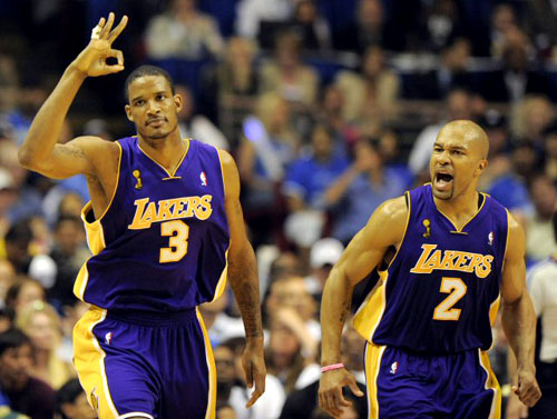 15일(현지시각) 미국 플로리다주 올랜도 암웨이 아레나에서 열린 2009-2009 NBA 챔피언결정전(7전 4선승제) 올랜도 매직과 LA 레이커스의 5차전 경기에서 레이커스의 포워드 트레버 아리자(왼쪽)와 가드 데렉 피셔가 경기에 임하고 있다. 