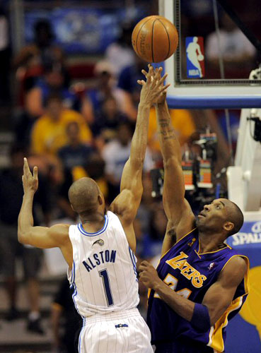 15일(현지시각) 미국 플로리다주 올랜도 암웨이 아레나에서 열린 2009-2009 NBA 챔피언결정전(7전 4선승제) 올랜도 매직과 LA 레이커스의 5차전 경기에서 레이커스의 가드 코비 브라이언트(오른쪽)와 매직의 가드 레이퍼 앨스턴이 골밑 볼다툼을 벌이고 있다. 