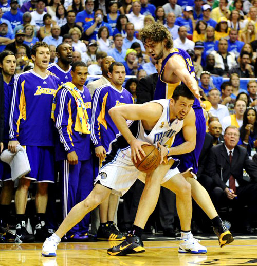 15일(현지시각) 미국 플로리다주 올랜도 암웨이 아레나에서 열린 2009-2009 NBA 챔피언결정전(7전 4선승제) 올랜도 매직과 LA 레이커스의 5차전 경기에서 매직의 포워드 히도 터코글루(가운데)와 레이커스의 센터 파우 가솔이 볼다툼을 벌이고 있다. 